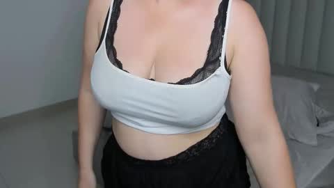 juliamillss online show from January 13, 12:07 am