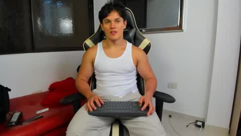 julian_wallace online show from February 2, 7:32 pm