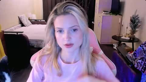 Julie online show from November 29, 4:36 pm