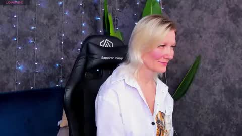 Julie Lucasss online show from February 5, 9:46 am