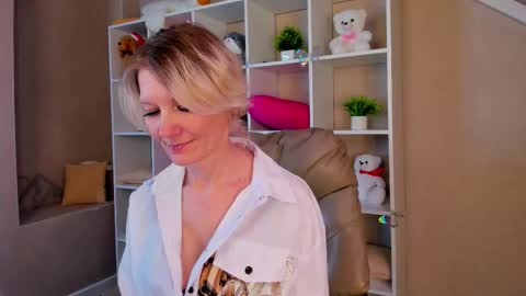 Julie Lucasss online show from March 7, 8:36 am