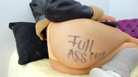 Snapshot of juliett_horny chatting on March 1, 6:11 pm juliett online show from March 1, 6:11 pm