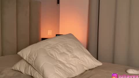 julirece online show from October 13, 8:33 pm