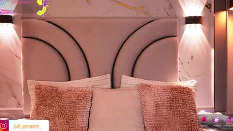 jullianapriv_ online show from April 9, 2:12 pm