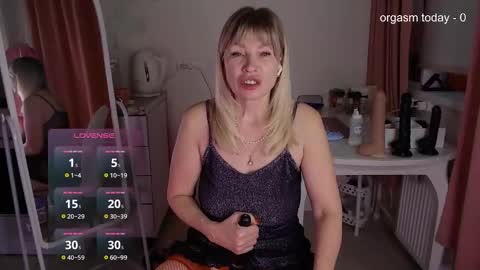 Snapshot of julvilnet chatting on March 4, 5:11 am Julia online show from March 4, 5:11 am