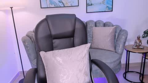 July Adams online show from December 1, 8:45 am