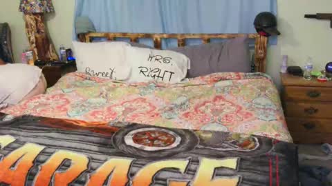 Snapshot of just3ofustoo chatting on October 22, 2:48 am just3ofustoo online show from October 22, 2:48 am