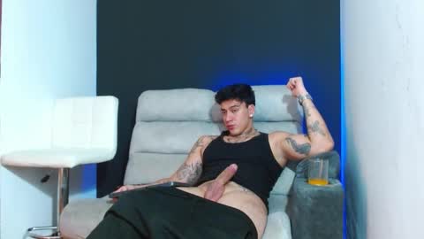 justinfuller_31 online show from February 26, 11:41 pm