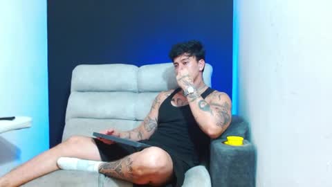 justinfuller_31 online show from May 9, 1:44 am
