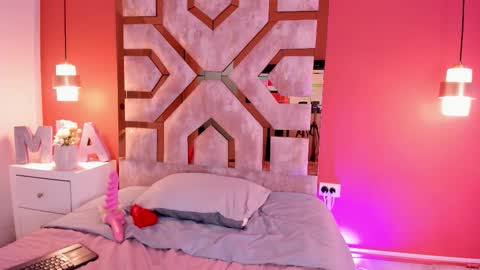 Mia online show from February 4, 6:50 am