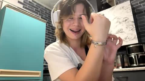 I am Lee ntmu Lets hit 10 Thumbs Up together online show from June 22, 6:26 pm