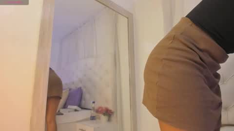Snapshot of kamila_arias chatting on September 23, 12:21 pm online show from September 23, 12:21 pm