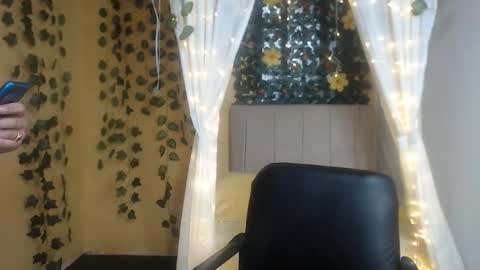 karen_885 online show from December 18, 2:45 pm