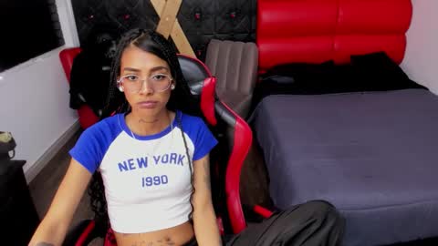 karlaslutskinny__ online show from May 15, 11:45 pm