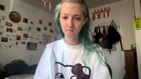 Karoline here online show from July 25, 9:40 am