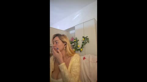 karolynesyera online show from April 24, 2:19 pm