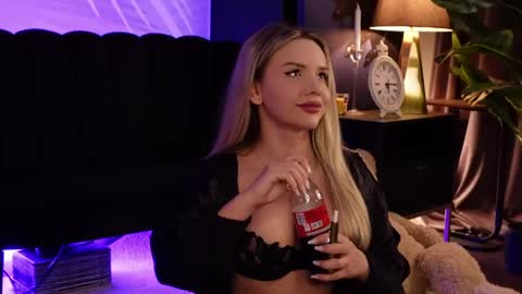 KatJolie online show from June 6, 8:15 pm