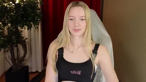 katt_yy online show from November 19, 5:18 am
