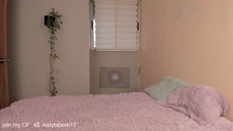 Snapshot of katybloom_ chatting on October 24, 8:31 pm    online show from October 24, 8:31 pm