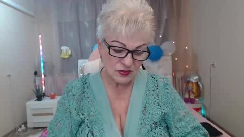 kaylesmoll online show from October 7, 6:48 pm