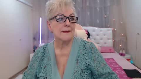 kaylesmoll online show from November 14, 7:49 pm