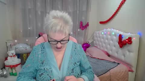 kaylesmoll online show from March 12, 5:02 am