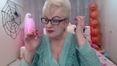 kaylesmoll online show from October 11, 6:55 pm