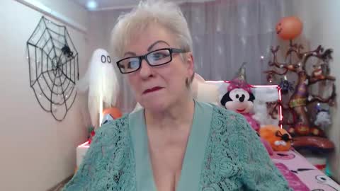 kaylesmoll online show from November 1, 7:46 pm