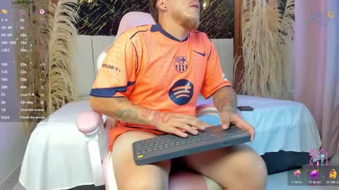 keane_lee_ online show from March 24, 8:04 pm