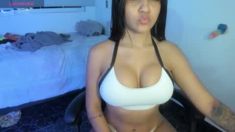 kelly Win my heart - give me a gift haha love giftsF online show from March 6, 4:33 am