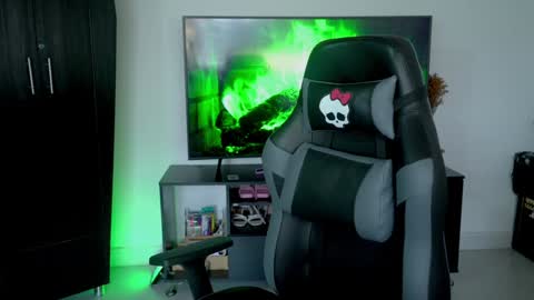 Kelly online show from September 18, 6:23 pm