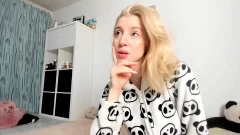 Kenzie online show from November 2, 4:34 am