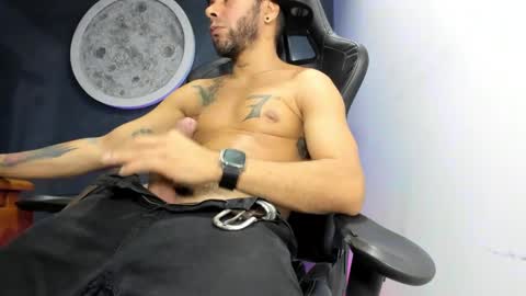 Snapshot of kevin_bronx chatting on March 8, 11:39 pm Kevin online show from March 8, 11:39 pm