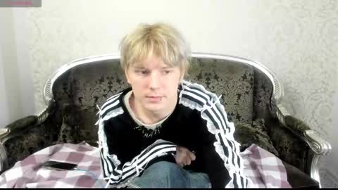 Snapshot of kevinm1lky chatting on October 17, 3:27 pm Kevin online show from October 17, 3:27 pm