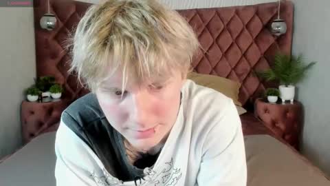 Snapshot of kevinm1lky chatting on October 16, 3:22 pm Kevin online show from October 16, 3:22 pm