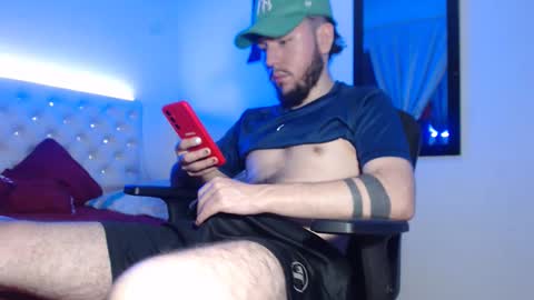 kevinsantiag0 online show from December 4, 5:40 am