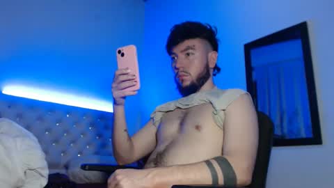 kevinsantiag0 online show from December 15, 1:01 am
