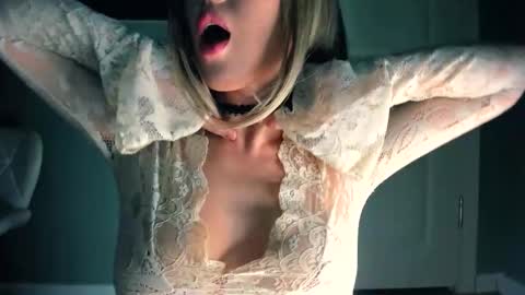 Kiki  online show from December 3, 9:59 pm