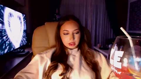 Kim Lee  online show from December 24, 8:49 pm