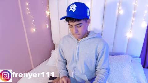 Snapshot of king_azahell chatting on February 26, 5:46 am king help me reach 100 likes online show from February 26, 5:46 am
