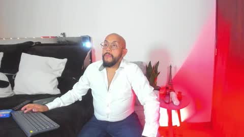 king_bear_25 online show from March 6, 3:05 am