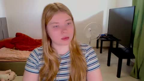 Jennyblonde and Emmabrunette online show from May 8, 11:38 am
