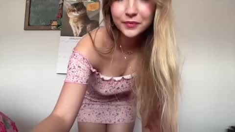 kittengirlxo online show from December 28, 5:02 am