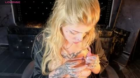 kitty_fox_b online show from April 20, 8:12 pm