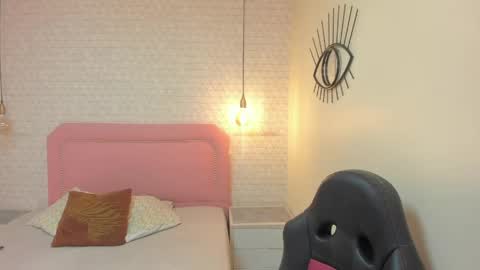  K I T T  Y  online show from April 22, 12:56 pm