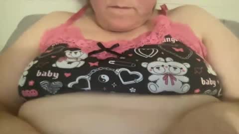 Snapshot of kylorencat chatting on December 24, 9:11 pm KYLO online show from December 24, 9:11 pm