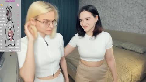 Violet and Isabel online show from May 9, 7:09 pm