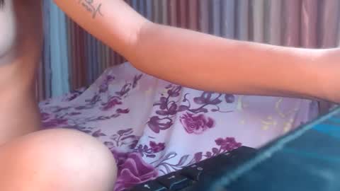 ladiekissesex online show from February 12, 11:51 am