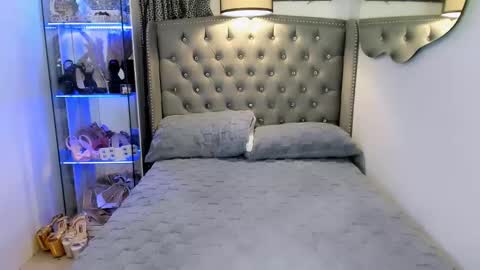 lady_moriseth online show from October 9, 12:43 pm