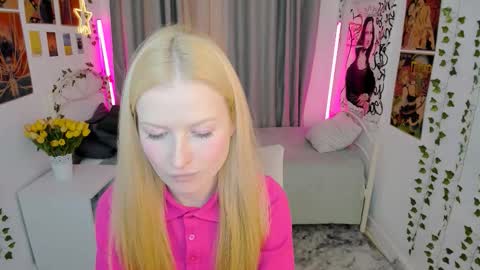 Snapshot of laly_peach chatting on October 19, 4:11 pm Laly online show from October 19, 4:11 pm
